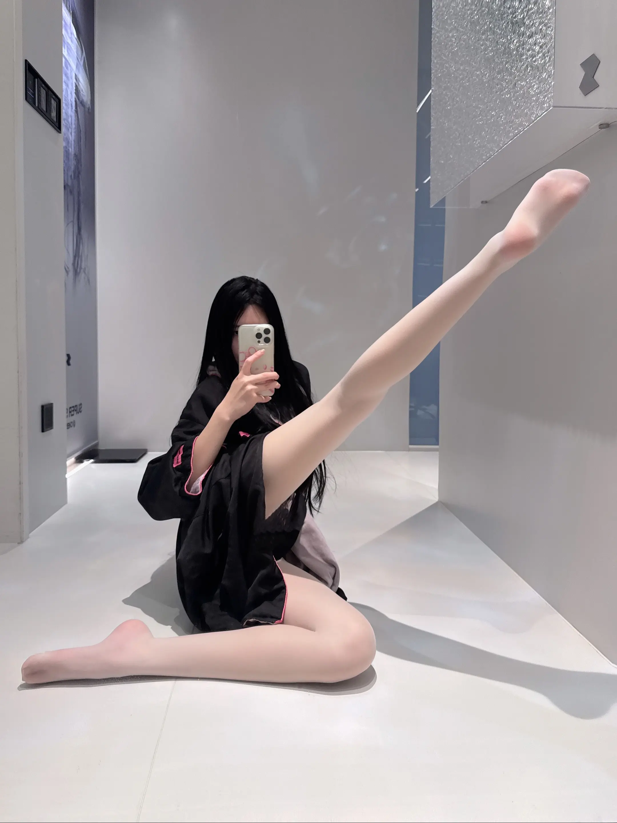 你不准和其他小女孩说话 出门五分钟就要回家