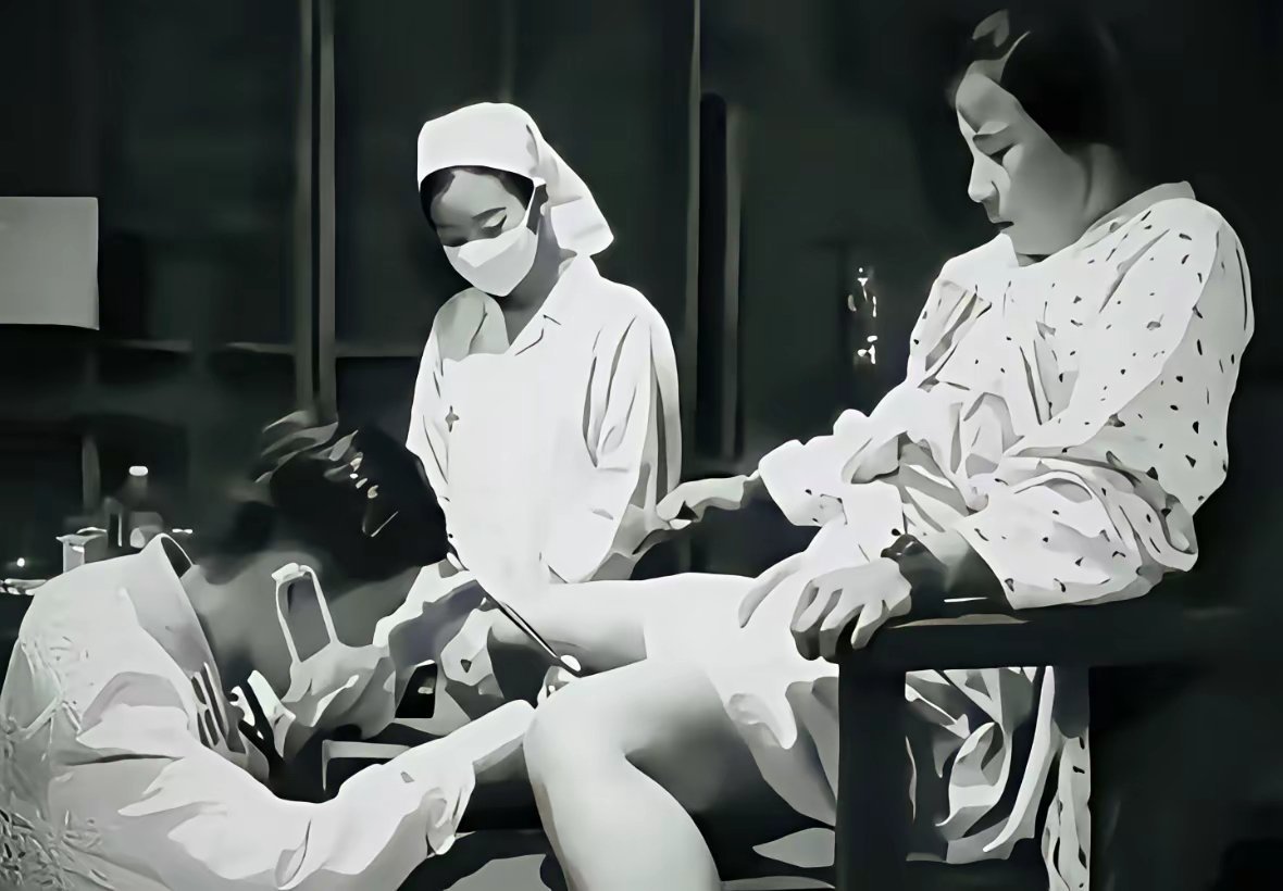 日军当年强征中国女性充当慰安妇，是有组织反人性的国家罪行。 