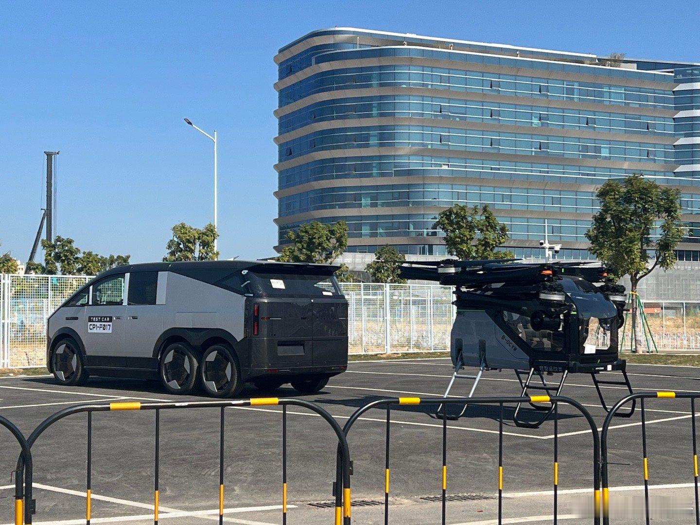 小鹏汇天陆地航母在总部说飞就飞了距上次看到的，这架飞行体已标上了注册号看这号应该