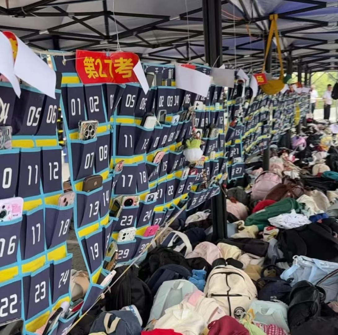 #学校回应教资考点考生物品损坏#【九江一教资考点多名考生存放的物品被暴雨淋湿损坏