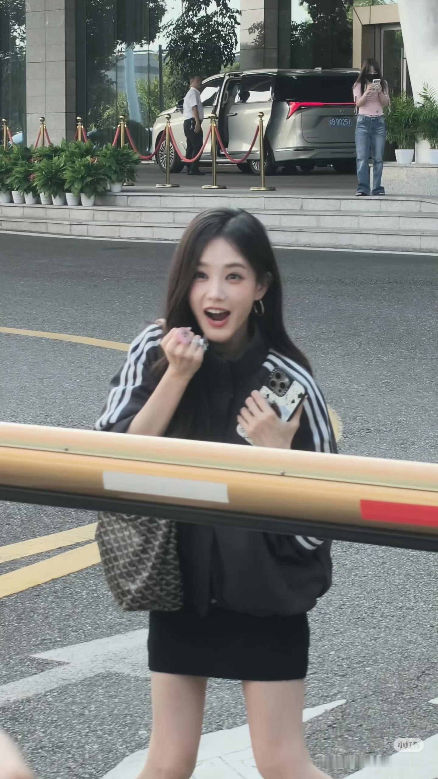 李一桐说会考虑参加浪姐 李一桐蛮有人格魅力的，上浪姐一定会大翻红呢[舔屏]李一桐
