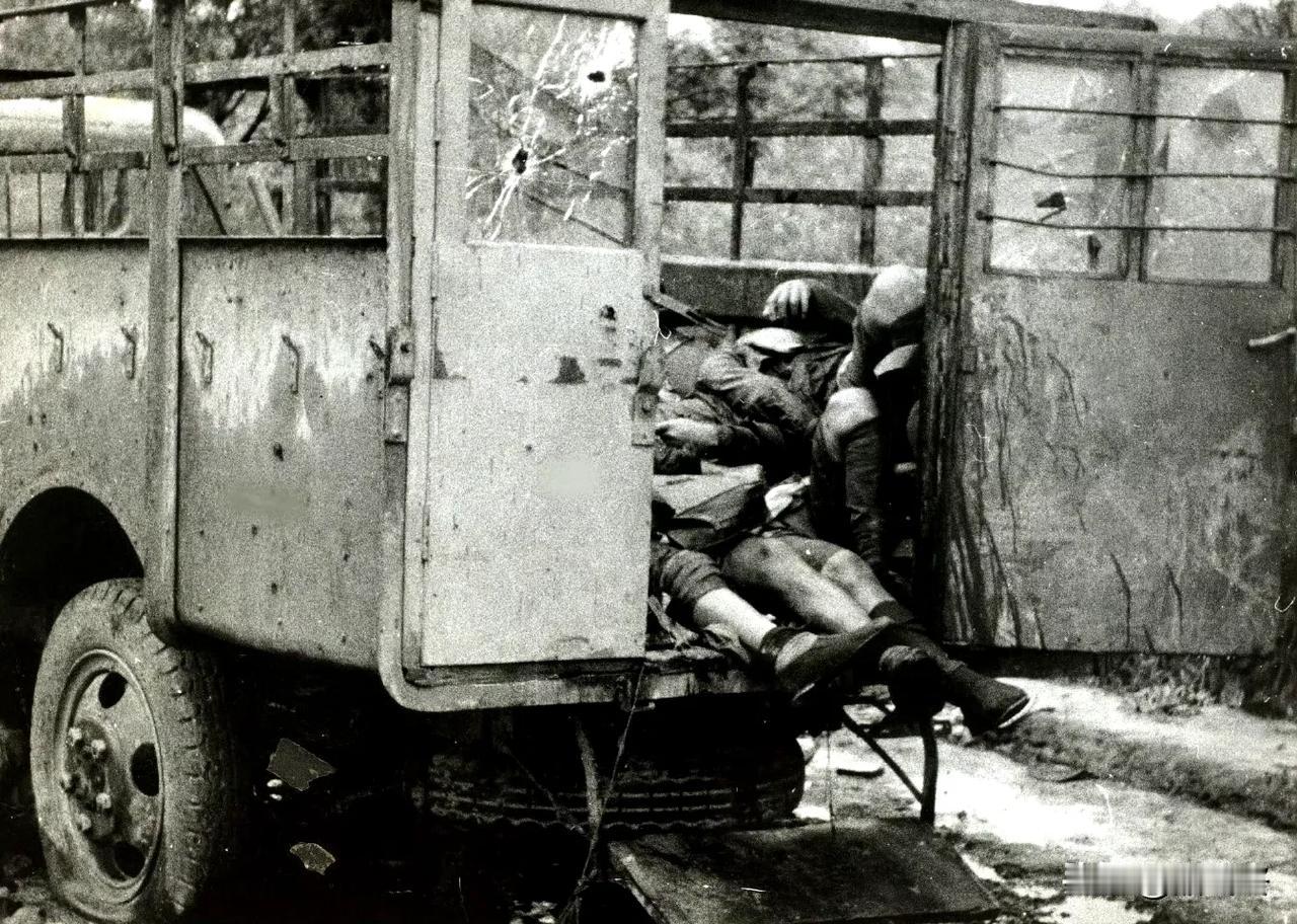 1937，北京，不幸遭遇日军伏击而牺牲的中国军人。 ​#抗日戰爭老照片#