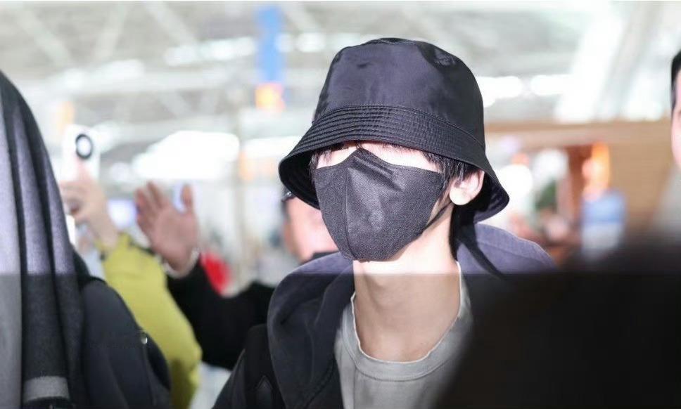 今天张元英站姐在仁川机场拍到了左奇函回国这个站姐在愚人节团建还发过刘耀文和杨博文