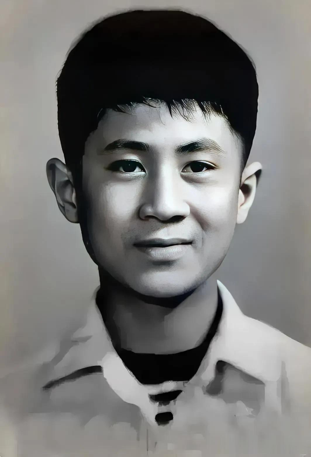 他是上世纪七八十年代的一线红小生。

1958年生于长春，祖籍四川成都，影视演员