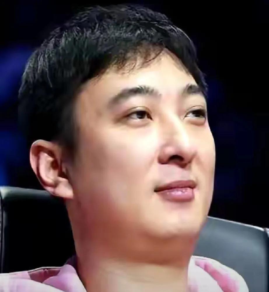 70岁的王健林正为九百多亿欠款焦头烂额，卖48个万达广场也只凑到五百亿，缺口巨大