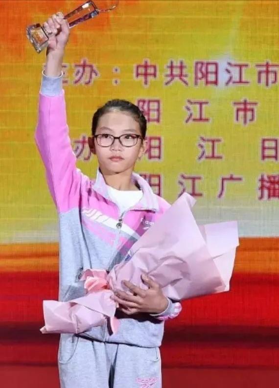 2006年，广东一男子在医院陪护流产的妻子，谁知他出去抽烟时，发现了一名女弃婴，