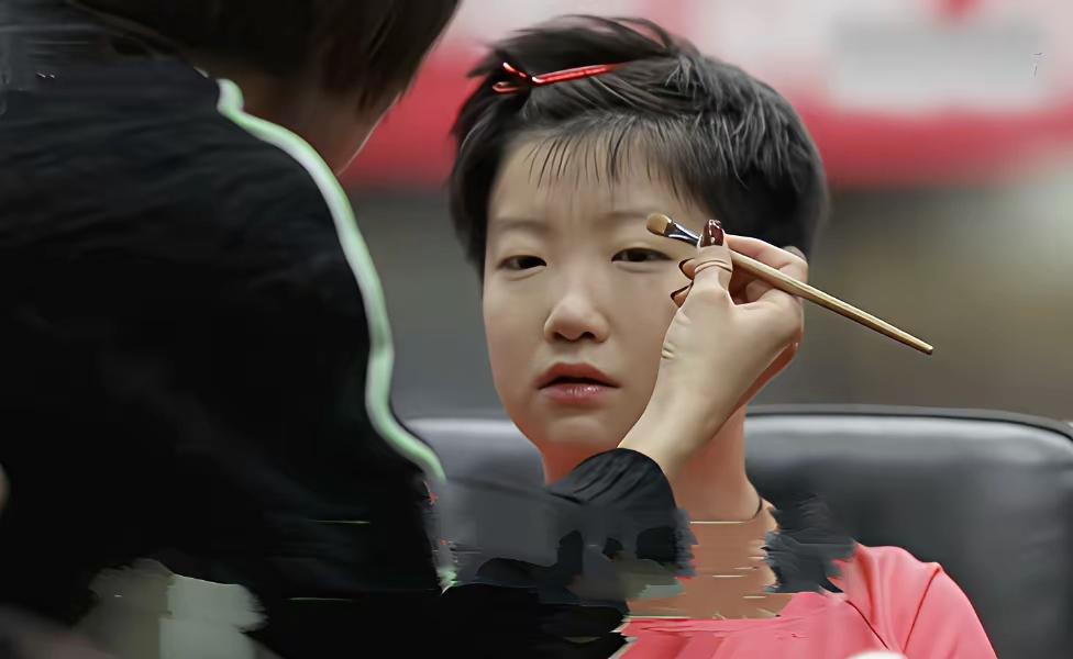 孙颖莎和其他选手的区别是什么？
答：
孙颖莎是老虎
却化妆成了猫
你以为她可可爱