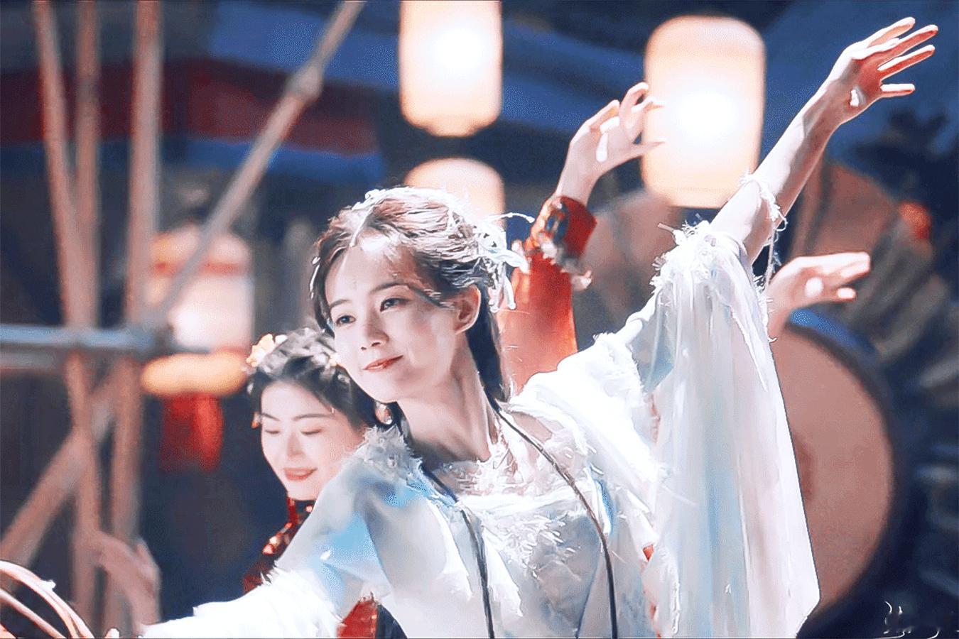 看李一桐这段循环了30遍这身段这眼神，又美又飒，姐姐多接点这种大女主打戏吧，我真