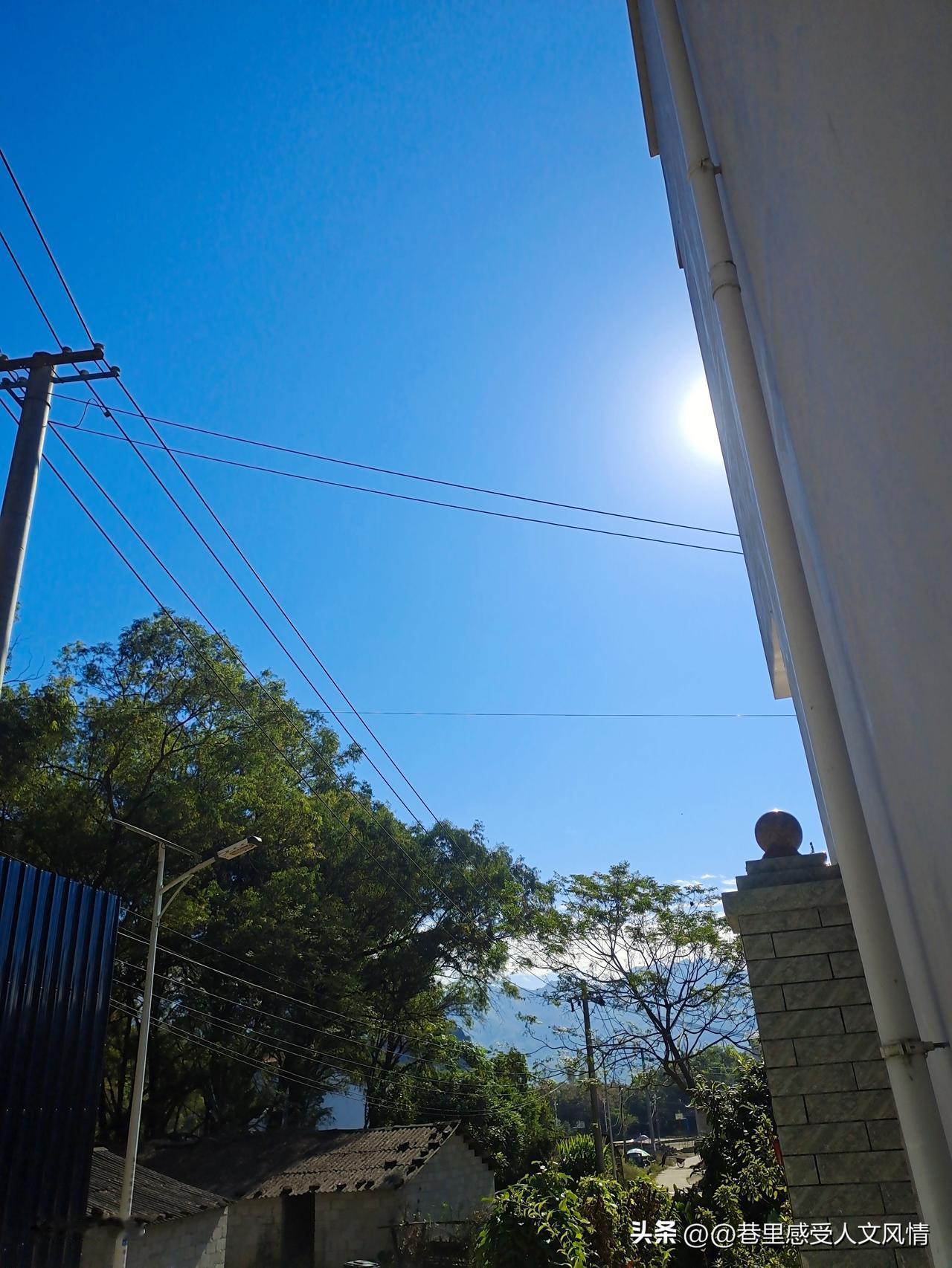 村口那群晒太阳的老人们，脸上皱纹里都透着笑意。他们手里攥着刚到账的养老金，聊着涨