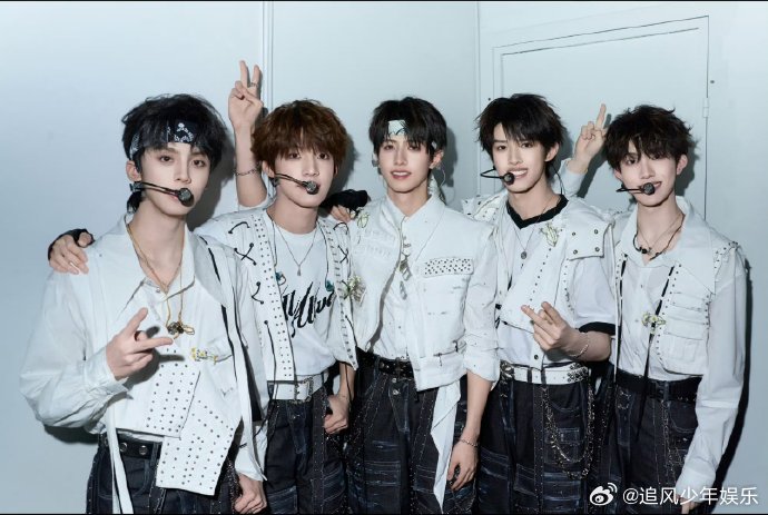 登陆少年晚安语音包登陆少年演唱会晚安语音重温演唱会里五小登的晚安瞬间真的治愈，五