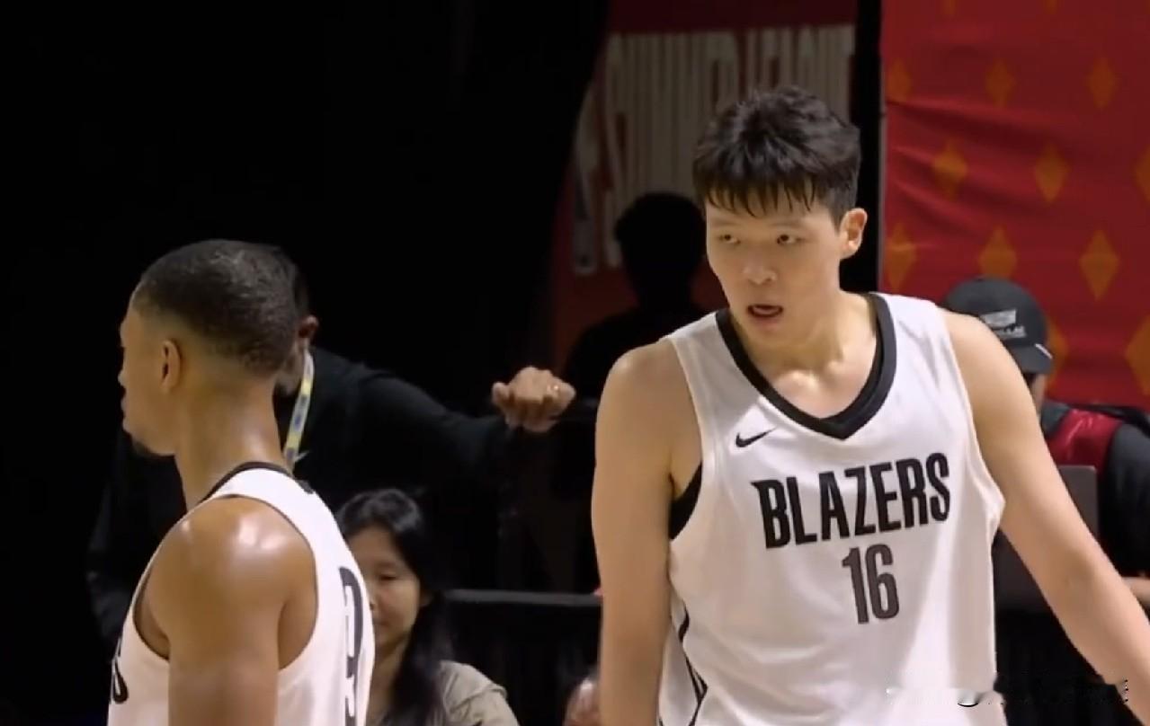 NBA夏季联赛实时战况，杨瀚森半场出战12分钟贡献6分4板3助攻，开拓者领先森林