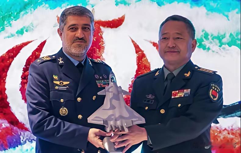 美国硬他就软，稍一放松他就硬，一会儿举着彩旗喊口号，喊得震天动地，那架势就是誓死