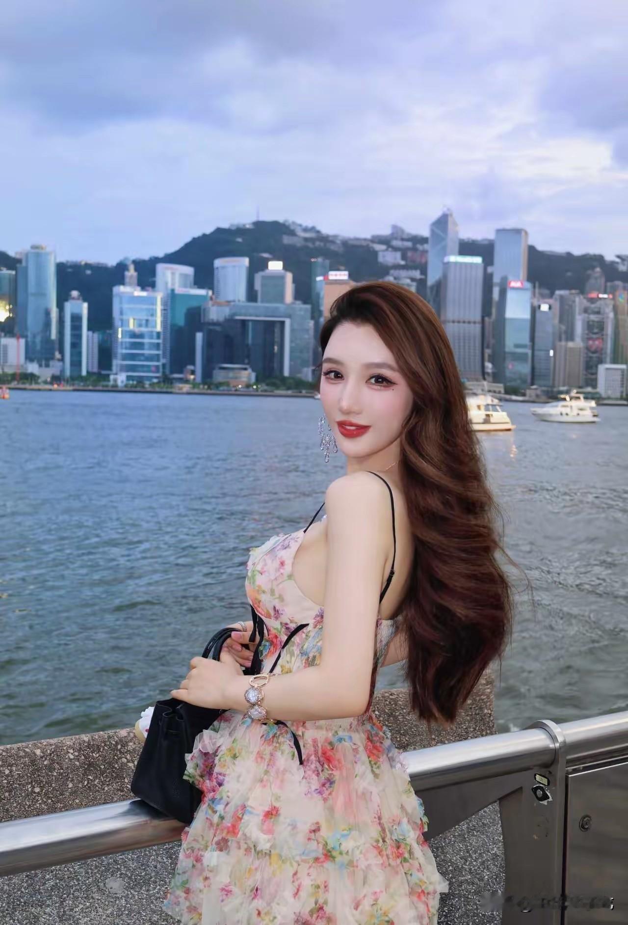 分享一组美图吹吹风｜维港晚风配碎花裙，这组氛围感随拍直接把浪漫拉满
 
傍晚的维
