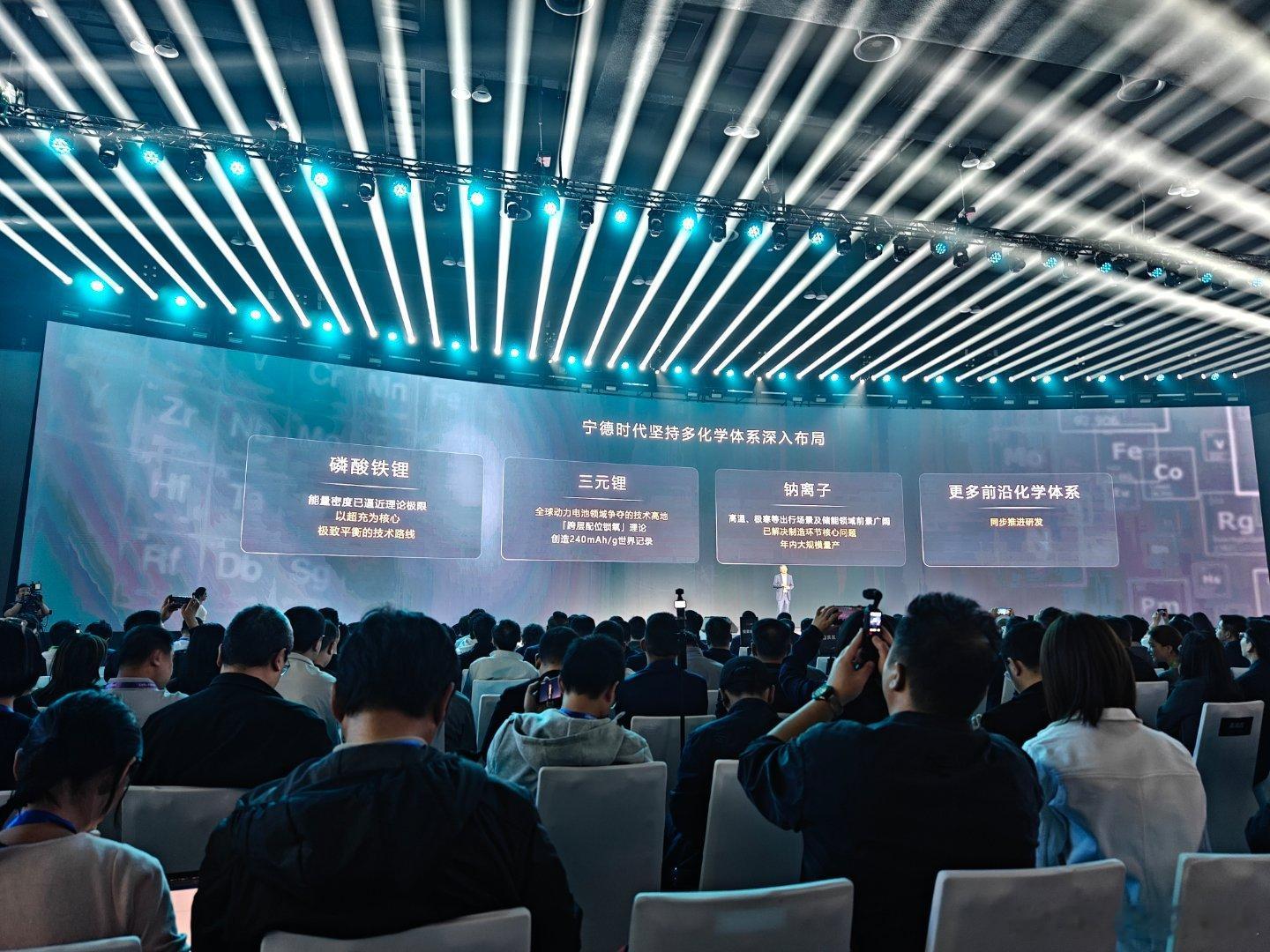 复杂世界当然没有统一答案 这才是理性逻辑嘛车企选择多种动力形式，电池企业选择多条