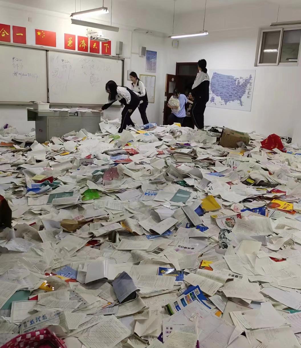 高考结束的教室，原来真的会变成这样。
 
一整个教室的地板，
被试卷、课本和练习