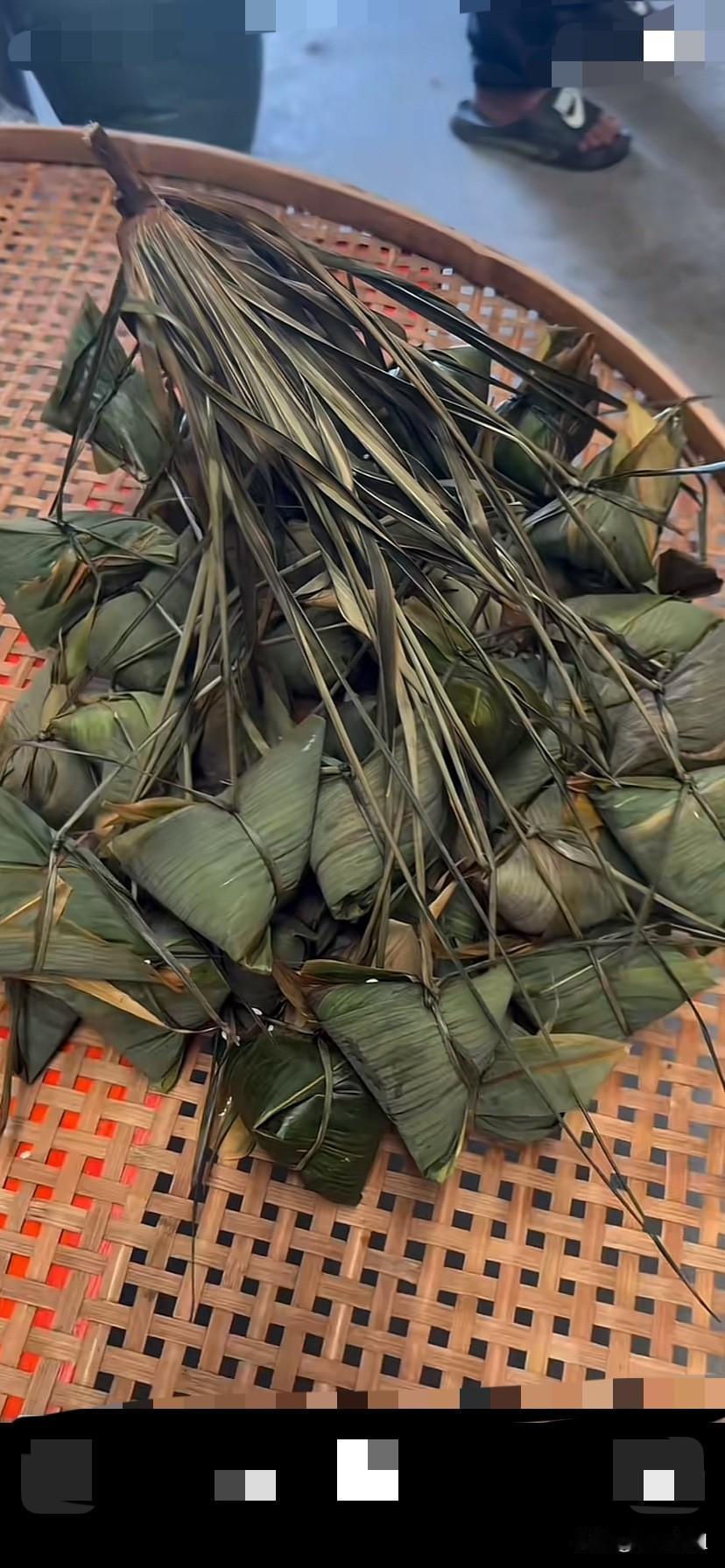 厉爸也发视频了！
厉爸特别高兴，因为到了端午节了！
一家人聚在一起包粽子！
厉妈