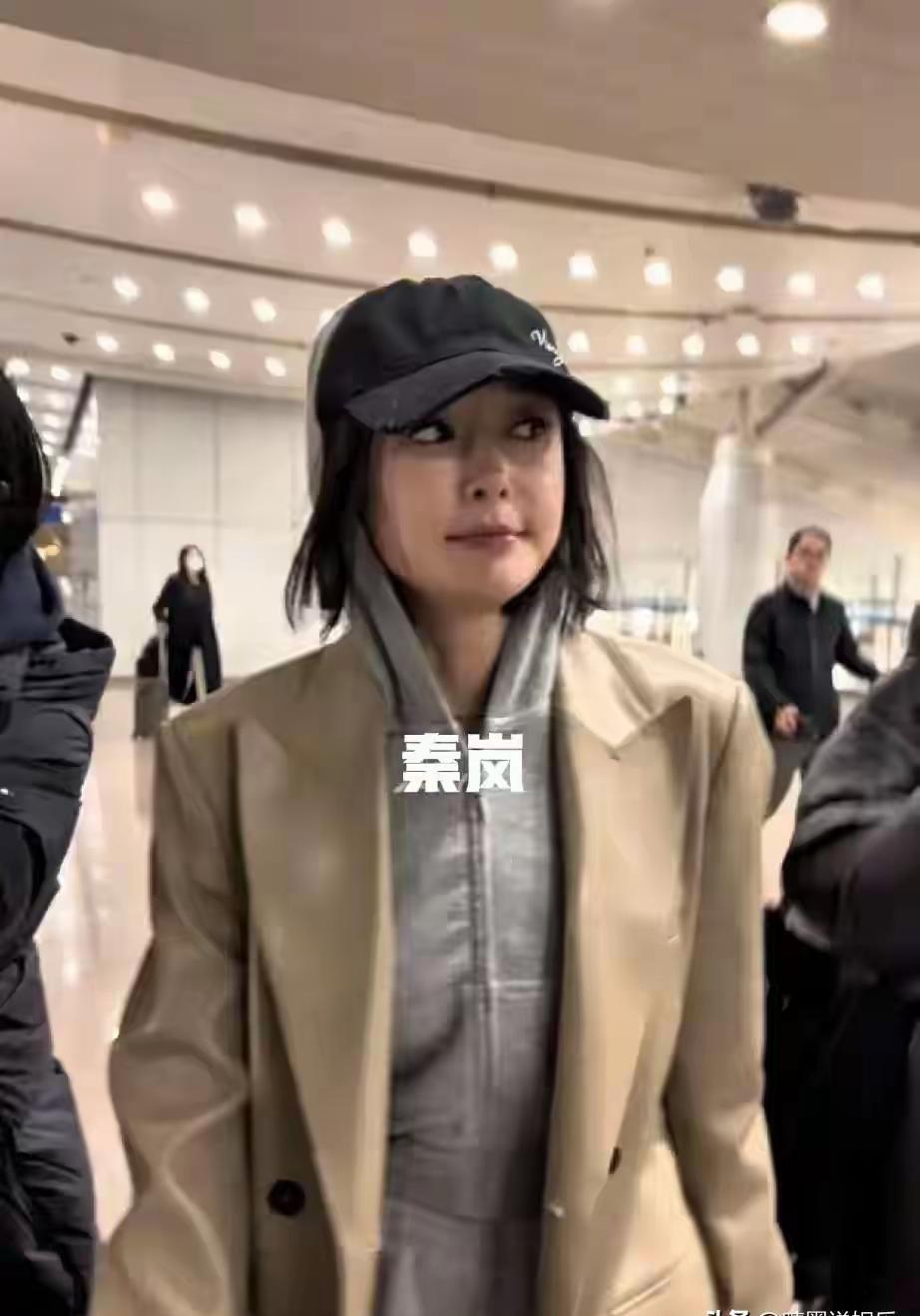 完了，秦岚的脸也“馒化”了？
机场那几张生图，线条紧绷得像拉满的弓，苹果肌僵硬得