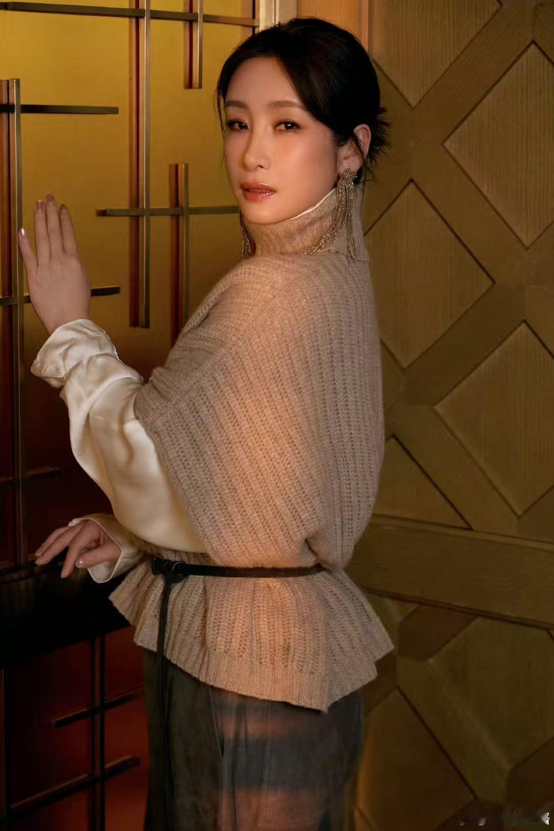 秦海璐 热巴偏我来时不逢春热巴给秦海璐拍照大逆袭，从随意抓拍变氛围感大片，绝了 