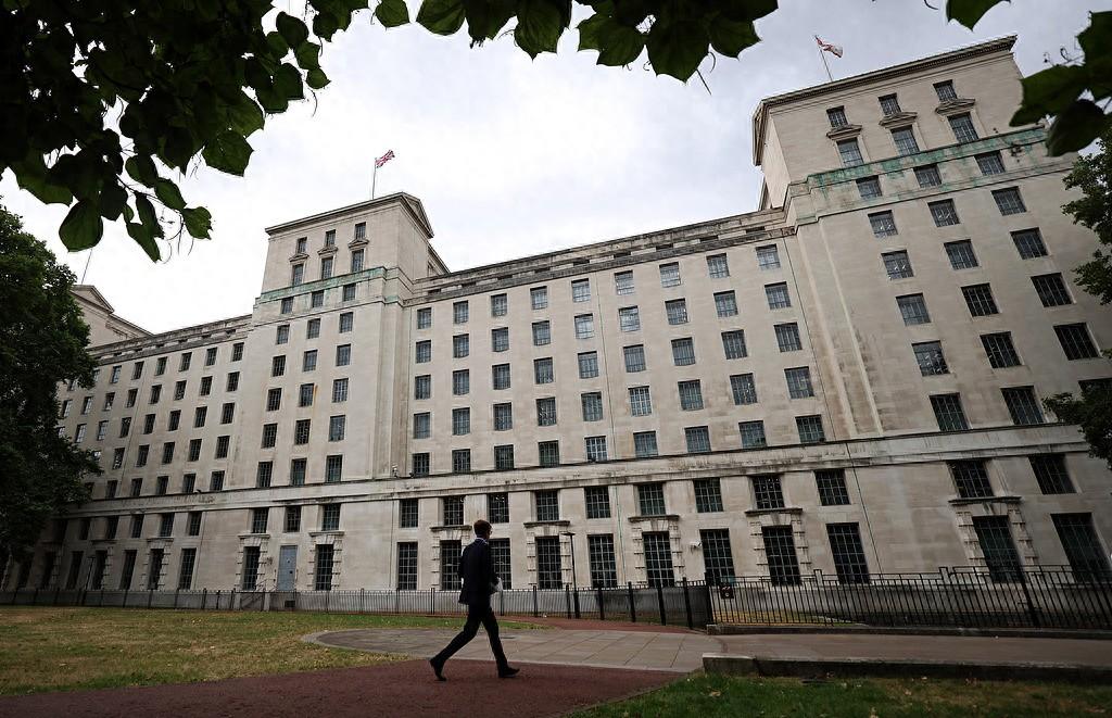 太离谱了！多家英媒曝光，本该严密保管、严禁外泄的英国军方核心机密资料，没有因情报