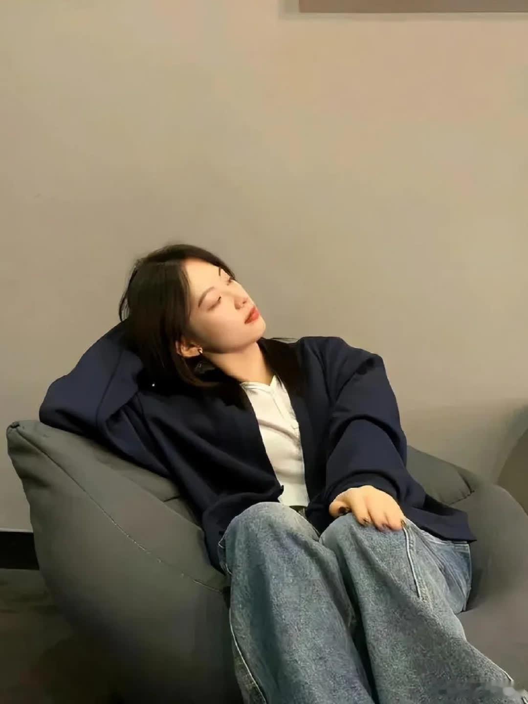 “至今发朋友圈不用屏蔽父母的小众文案”  1.每个人都很特别 2.允许一切如其所