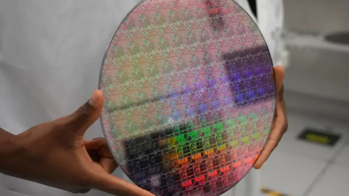 【美国将对中国芯片加征关税的期限推迟至 2027 年 6 月】据 CNBC 报道