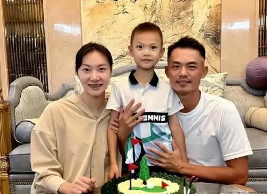 林丹的儿子，皮肤和眉毛像妈妈，鼻子和嘴型像爸爸，儿子综合父母的优点儿长了，一家三