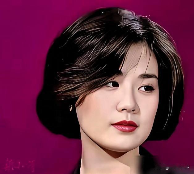 丛珊在法国躲了38年。 2025年，62岁的她满头白发，每两个月飞一次巴黎。这一