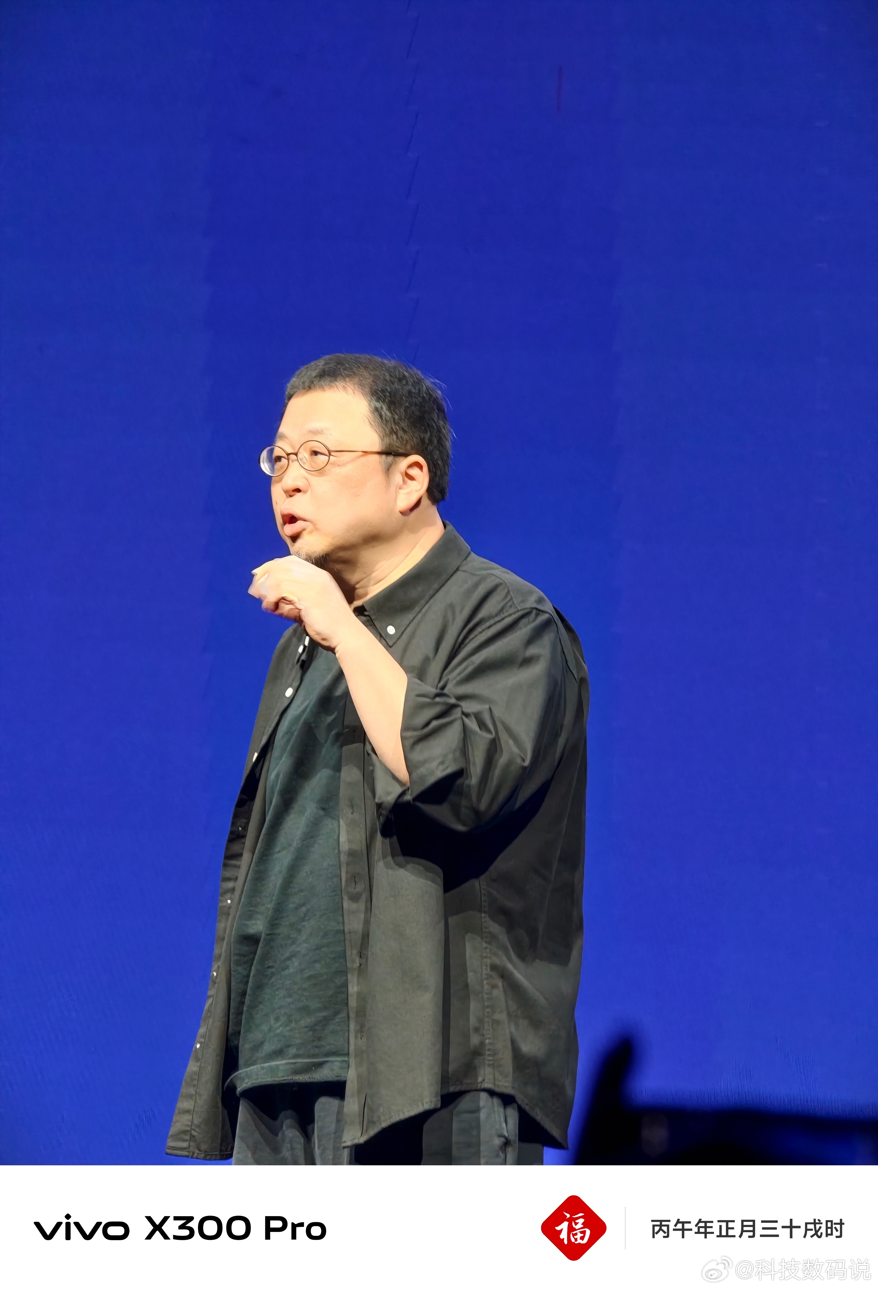 罗永浩罗老师喊话汽车博主说我不是来抢你们的饭碗还看不起这点别再黑他了也不会违心把