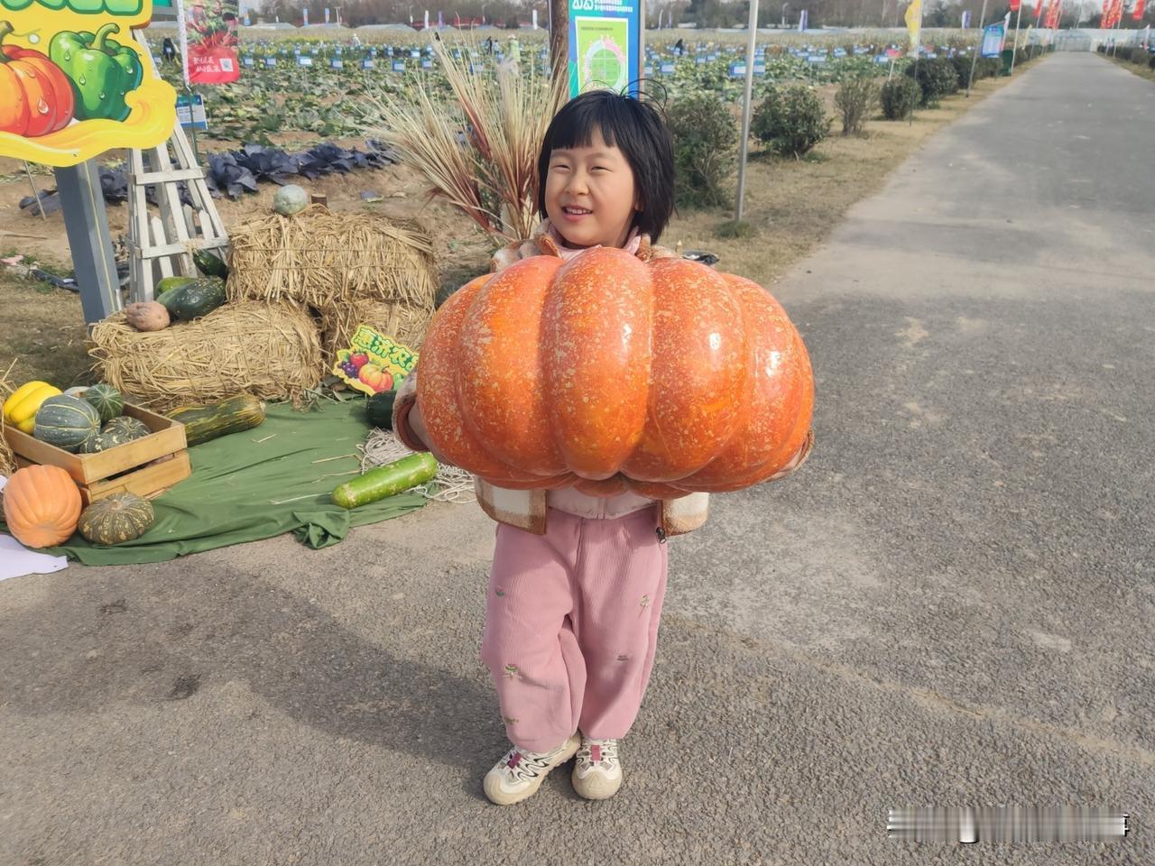 小家伙从幼儿园回到家里，迫不及待的给我讲今天她们班发生的笑话:她说中午吃饭的时候