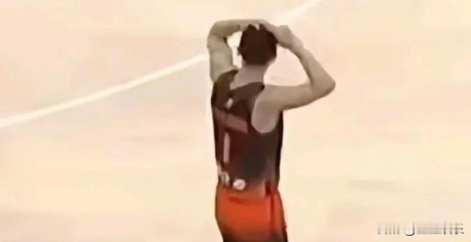 高诗岩赛前发誓锁死徐杰，徐杰反手用18分7助攻撕碎了他的防守宣言。
山东队提前三