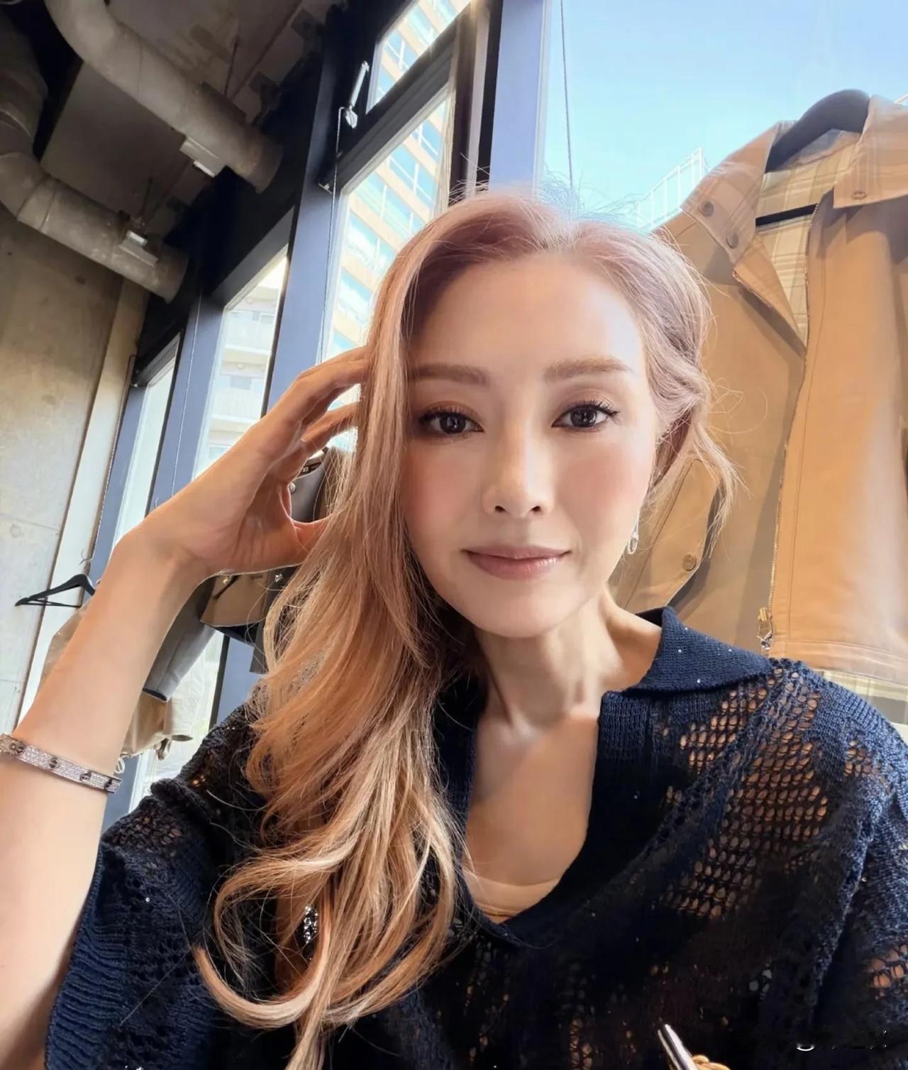 李嘉欣的发色和五官不太搭，其实她如果不想黑发弄个巧克力深棕应该更有气质一些的，而