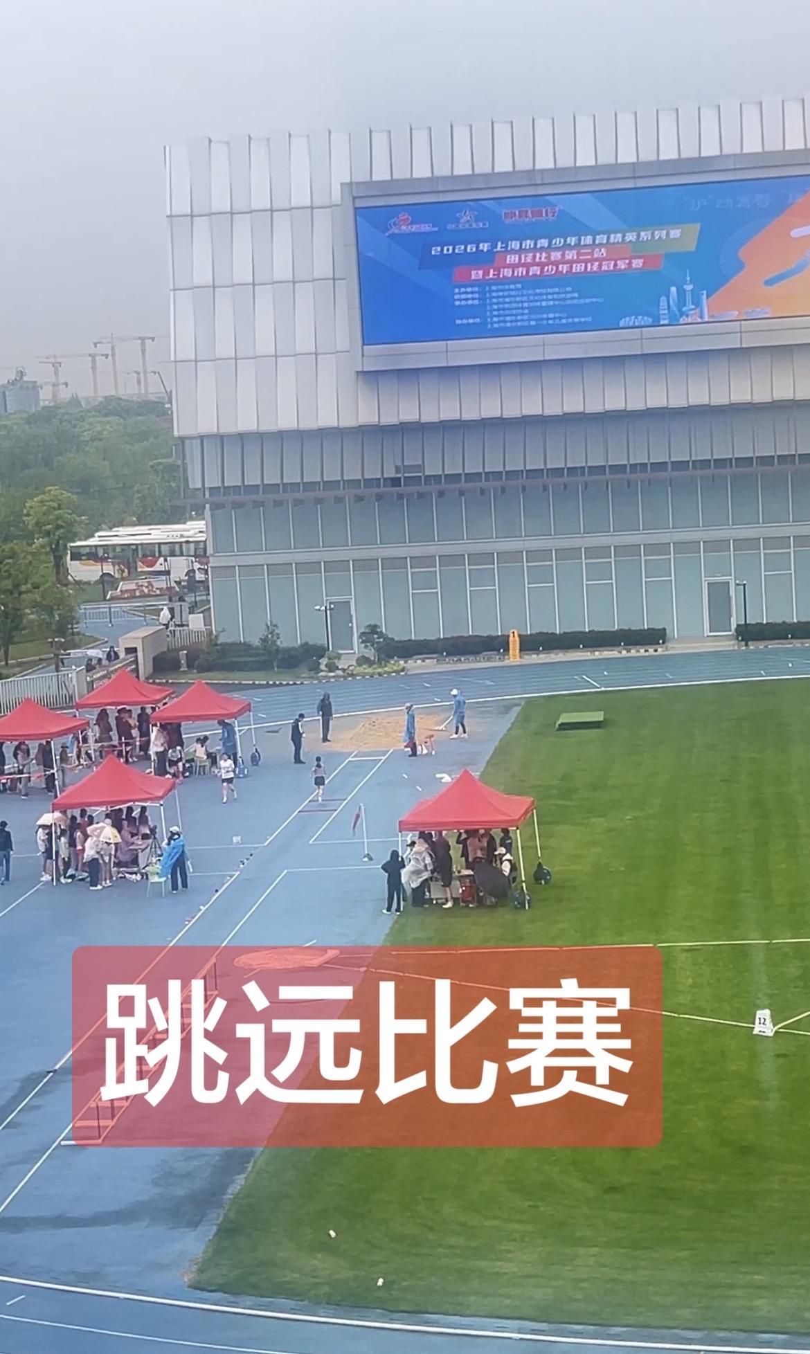 女儿，今天你去参加上海市青少年冠军赛。

60米顺利进入下一站，我和你爸真的很为