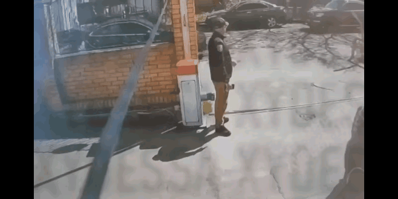 乌克兰有多疯狂，当街直接抓壮丁！
乌克兰敖德萨州一家企业的保安正在上班，突然来了