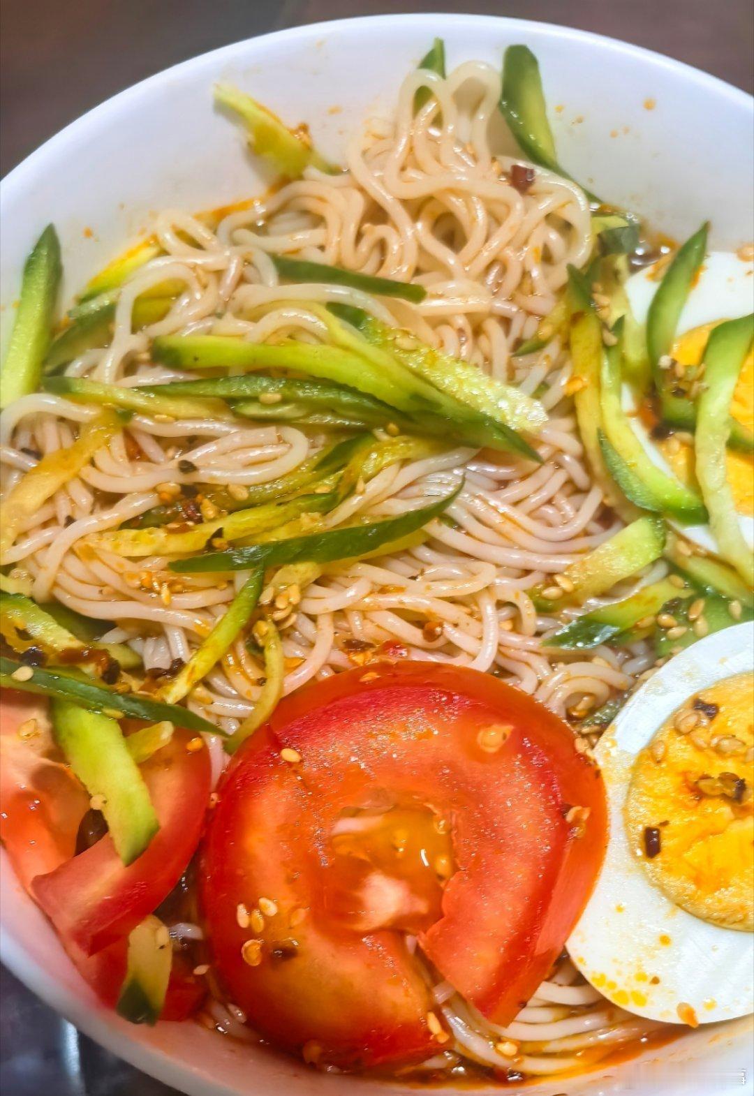 吃上夜宵才发现唯有美食得人心 谁没被一顿美食拯救过呢？热气腾腾的饭菜里藏着最朴素