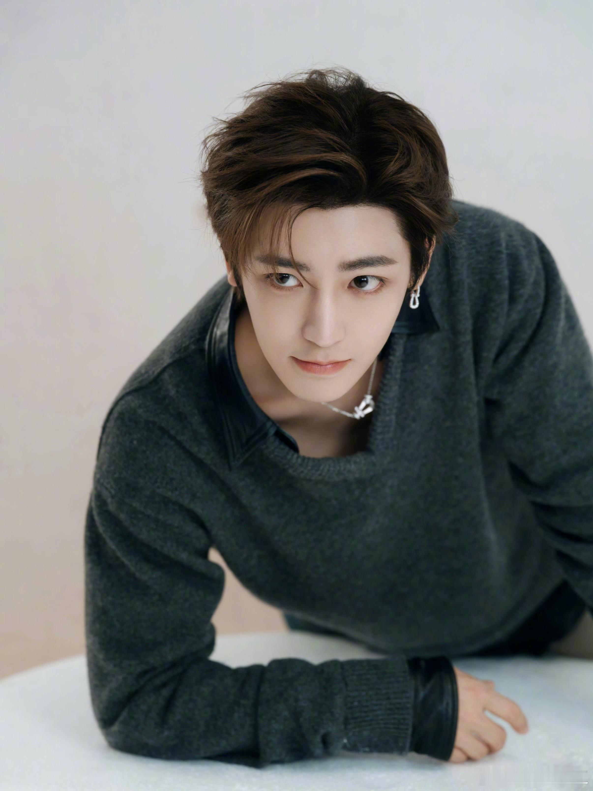 侯明昊方否认和孔雪儿恋情工作室都辟谣了！造谣的真离谱，侯明昊剧播的很好，商务也多