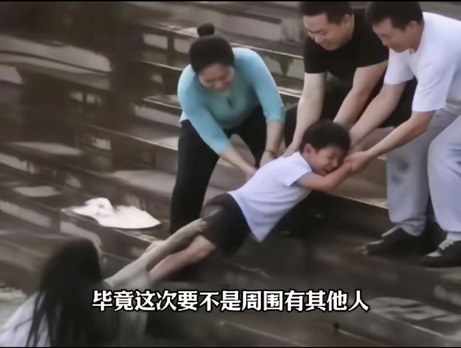 6月广东这起落水事件，我看完后背凉了半天：十五六岁的男孩舍命跳河救人，刚靠近就被