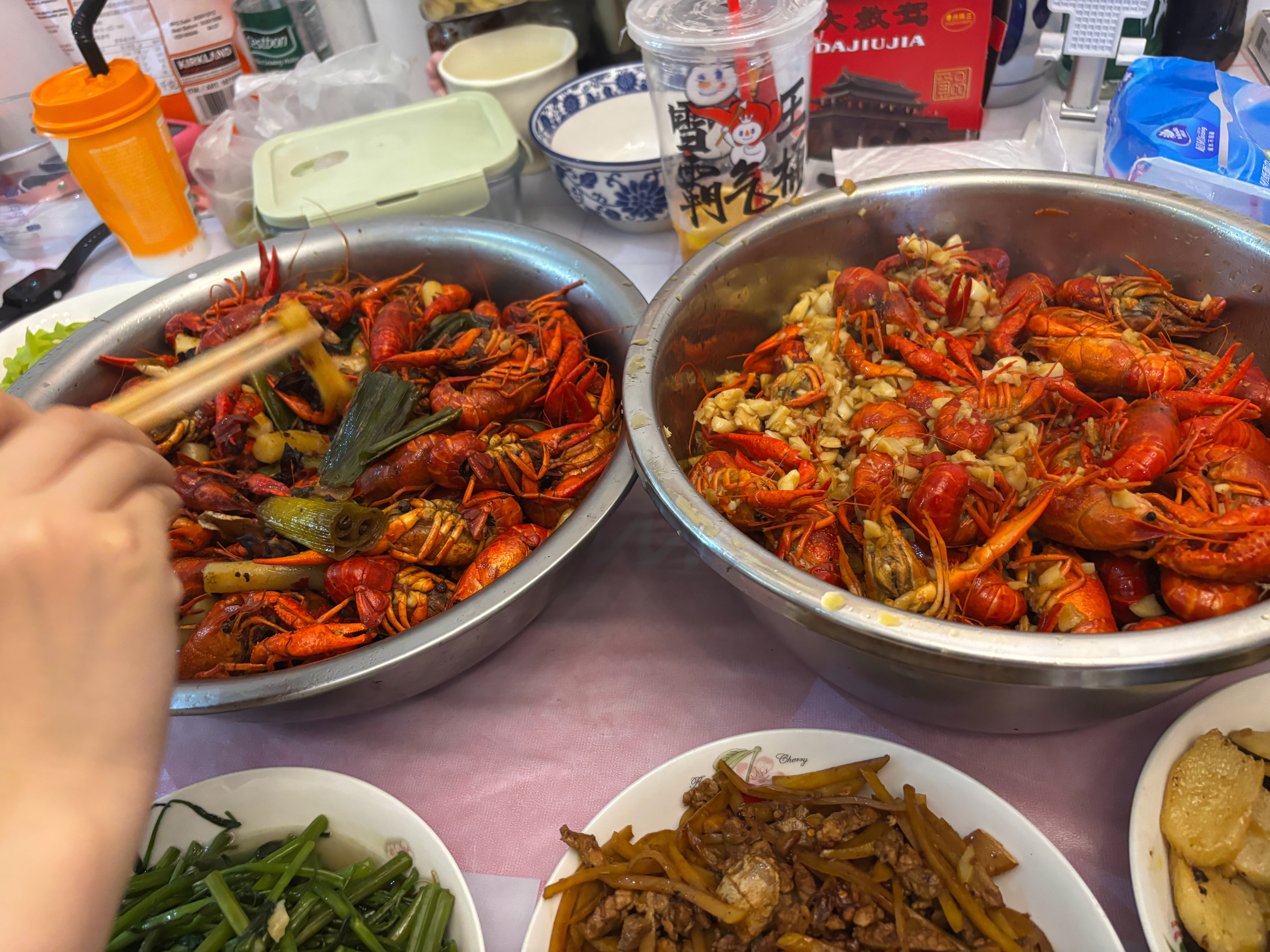 自己做的麻辣和蒜蓉小龙虾，真的很美味～ 