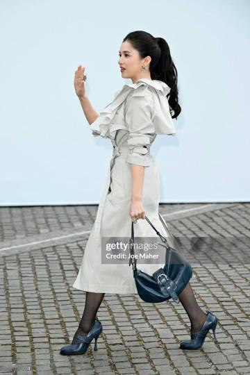 张婧仪Burberry大秀生图张婧仪风衣高马尾亮相Burberry大秀 ​风衣高