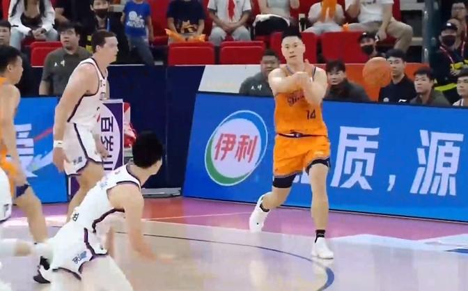 昨天晚上CBA第三轮，上海队主场碰上了天津队，结果被人家给翻盘了，最终比分是11