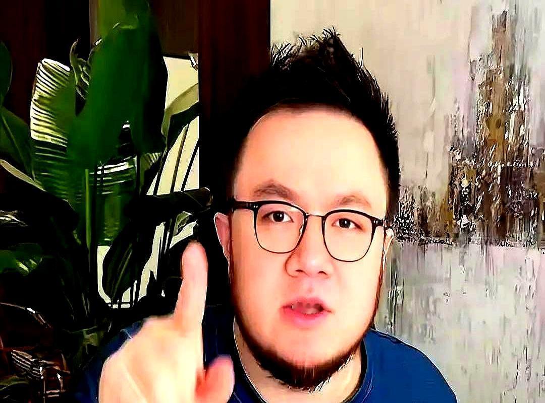 网友刷屏骂他啃老，宋丹丹儿子二话不说，直接把妈拽进直播间。下一秒，5000套锅碗