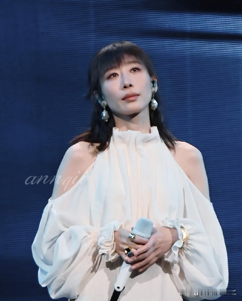 她可是登过两次春晚唱歌的人啊！怎么会没有资格开演唱会呐?

前几天任素汐在深圳完