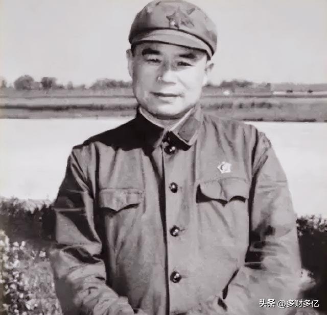 1978年开国中将王近山临终，嘶哑着对儿子说出让全场泪目的遗言：李德生能上去，我