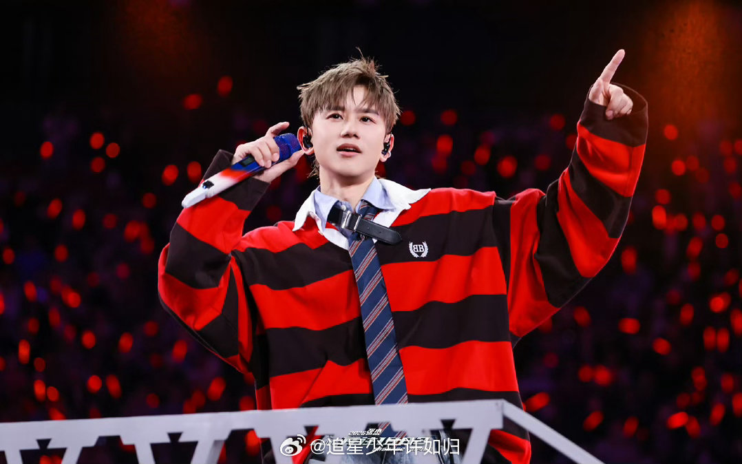 张杰演唱会上邀请粉丝上车 谁能拒绝这样的张杰！演唱会临时起意邀粉丝上列车，这种真