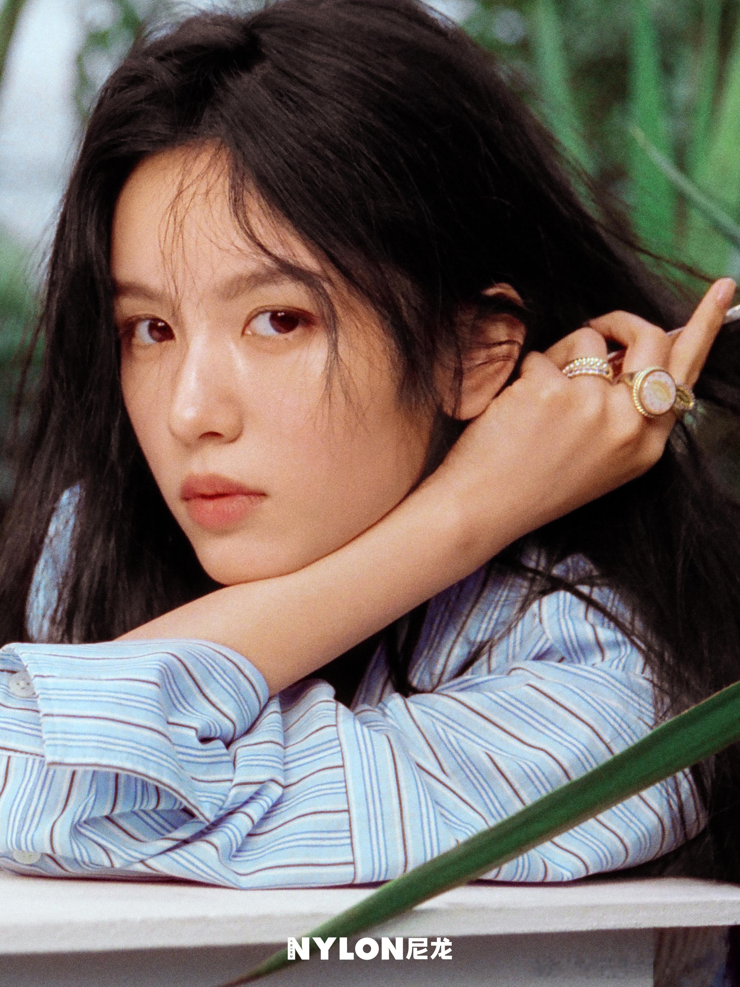 周也x 尼龙四月刊，拍的很有森系氛围感 