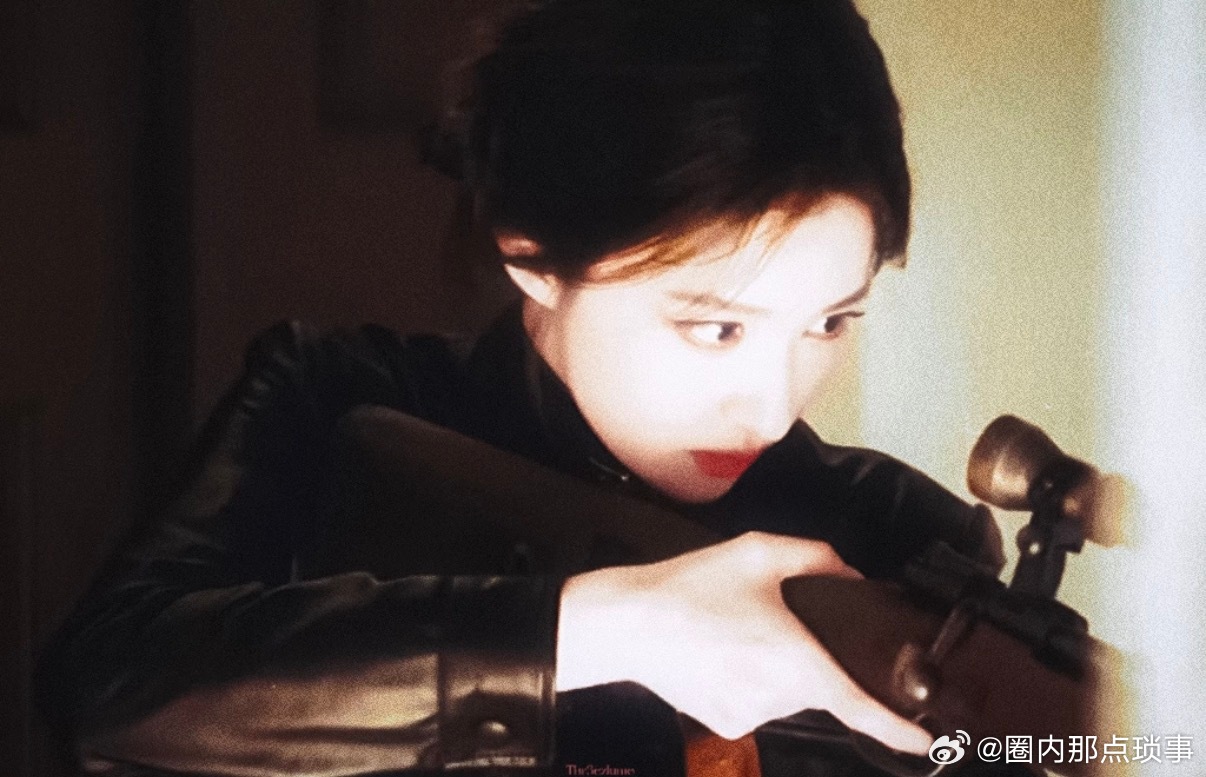 王楚然好曼妙的身段让王楚然穿旗袍的是天才 预告里最让人难忘的，就是她穿旗袍的样子