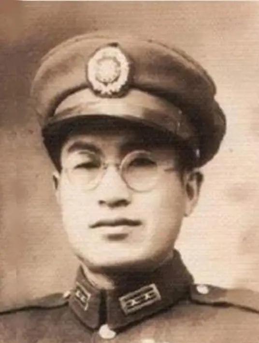 1934年，国民党一高级将领在旷野上残忍枪杀500多个手无寸铁的红军战士，蒋介石