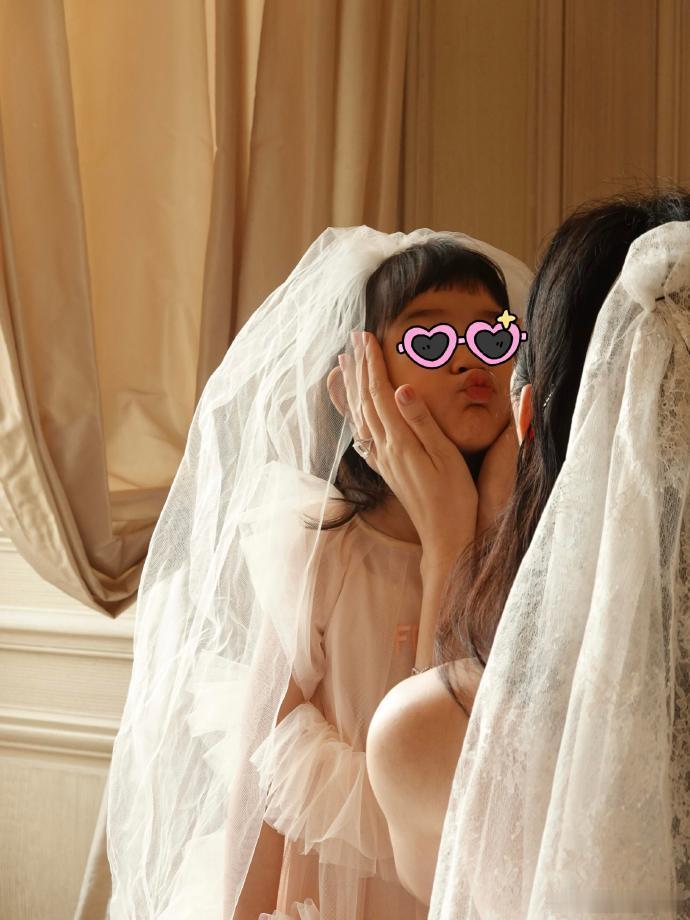 奚梦瑶和女儿脸颊比心奚梦瑶婚礼和女儿脸颊比心奚梦瑶和女儿脸颊比心，小宝贝披着长长