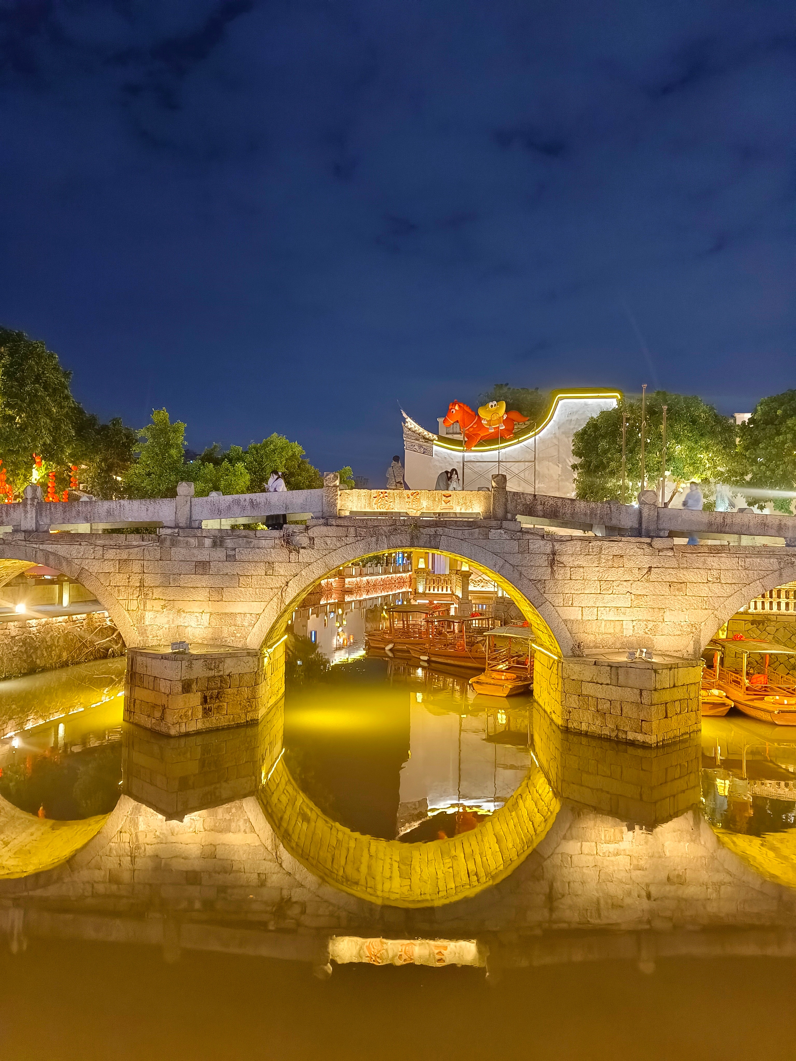 《上下杭夜》夜里十一点，城市早已沉入安静，上下杭像被按下了另一重开关。游客散尽，