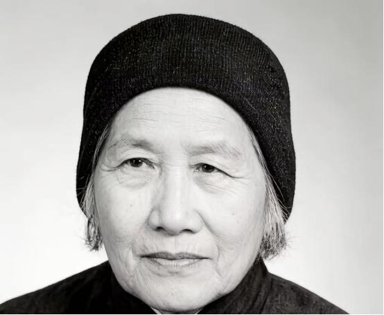 1926年湖南资兴，一个靠卖油茶拉扯大儿孙的82岁老妇临终前，突然扔出一颗炸雷，