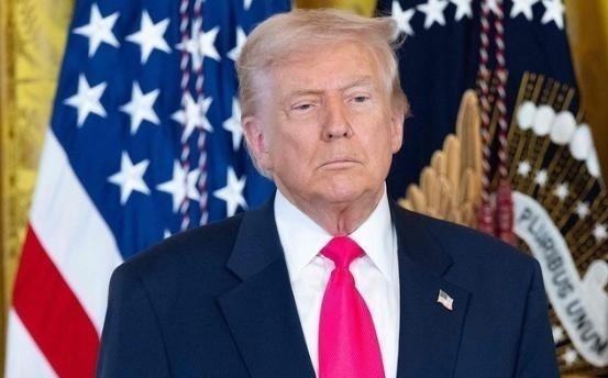 特朗普比谁都清楚，总统任期只有短短的四年时间，他再怎么努力，国内经济也是难有起色